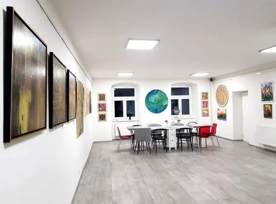 Výstavní sál galerie MonAmi v Bílovci
