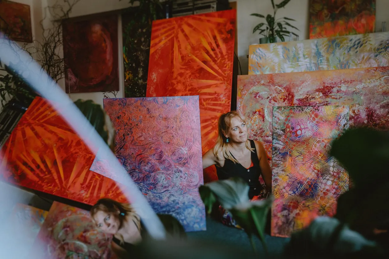 Kateřina Hampel mezi rozestavěnými obrazy