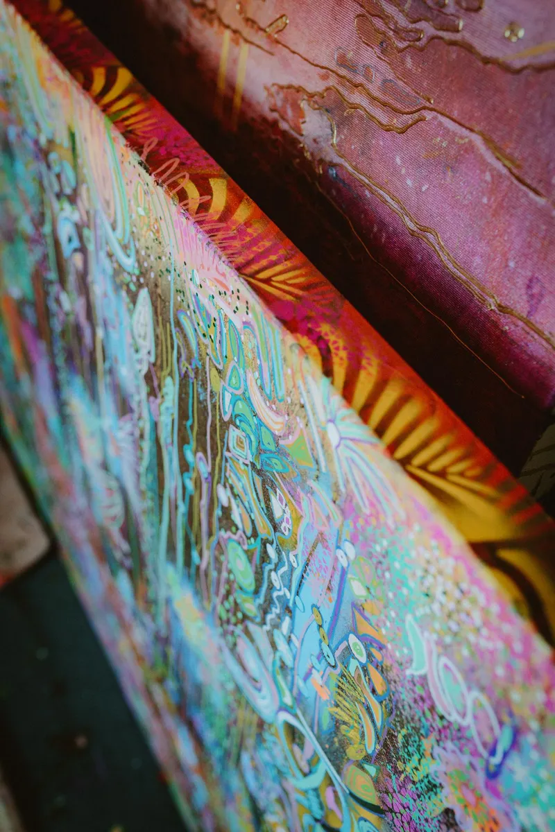 Detail barevného obrazu z boku